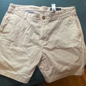 Men’s Vineyard Vines khaki shorts